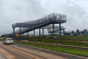 Assalto aconteceu na passarela em frente a UEG. (Foto: Reprodução)