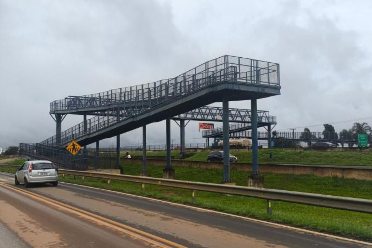 Assalto aconteceu na passarela em frente a UEG. (Foto: Reprodução)