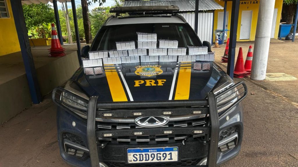PRF descobre carga ilegal escondida em caminhão que seguia para Anápolis e motorista é preso na BR-153