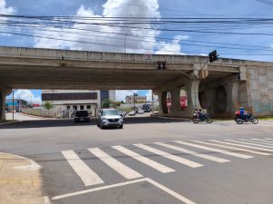 Cruzamento da Amazílio Lino com a Avenida Brasil será um dos cruzamentos que irão receber semáforos inteligentes. (Foto: Davi Galvão)