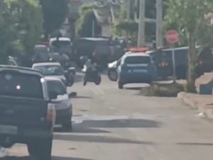 Polícia Militar (PM) esteve com diversas viaturas no local. (Foto: Reprodução)