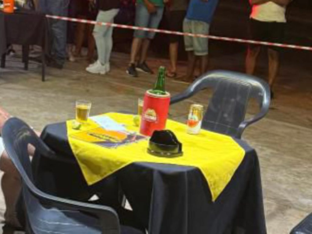 Homem foi executado em mesa de bar. (Foto: Reprodução)