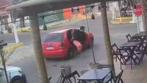 Homem com mãos amarradas pula de carro para fugir de sequestro no CE