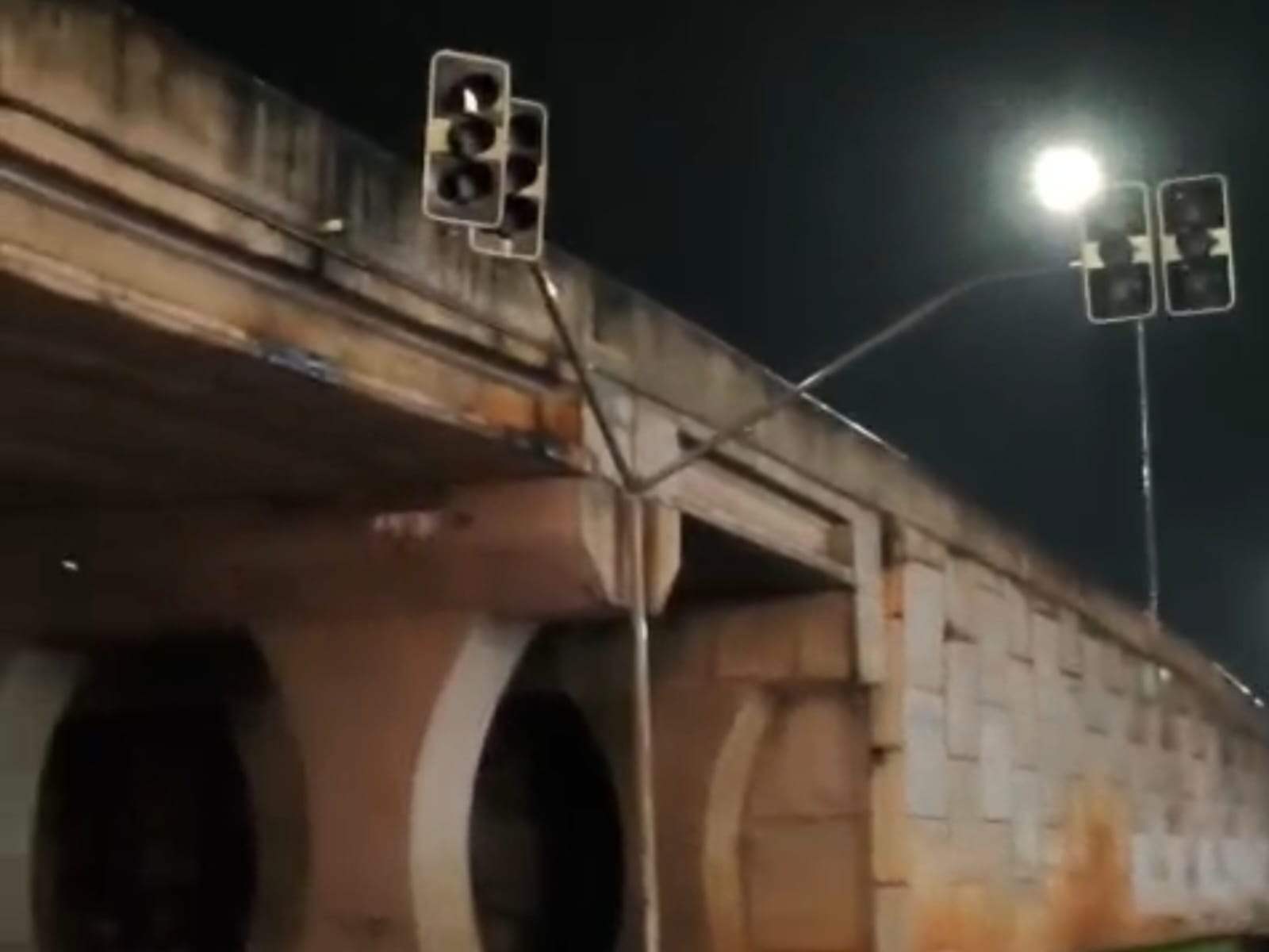 Cruzamento ficou sem sinalização semafórica por mais de uma hora. (Foto: Davi Galvão)