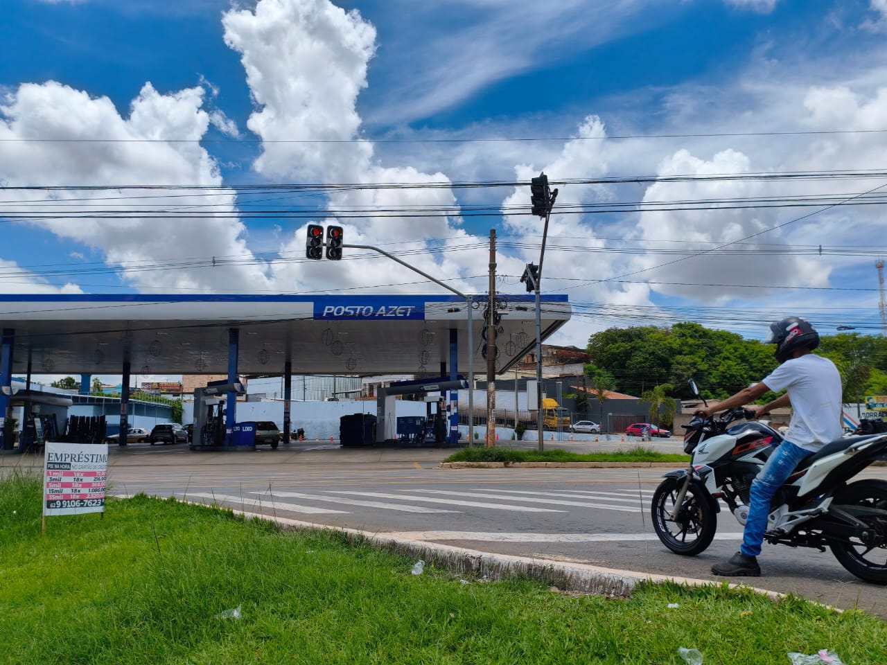 Cruzamento em frente ao posto Azet é o mais demorado da cidade. (Foto: Davi Galvão)