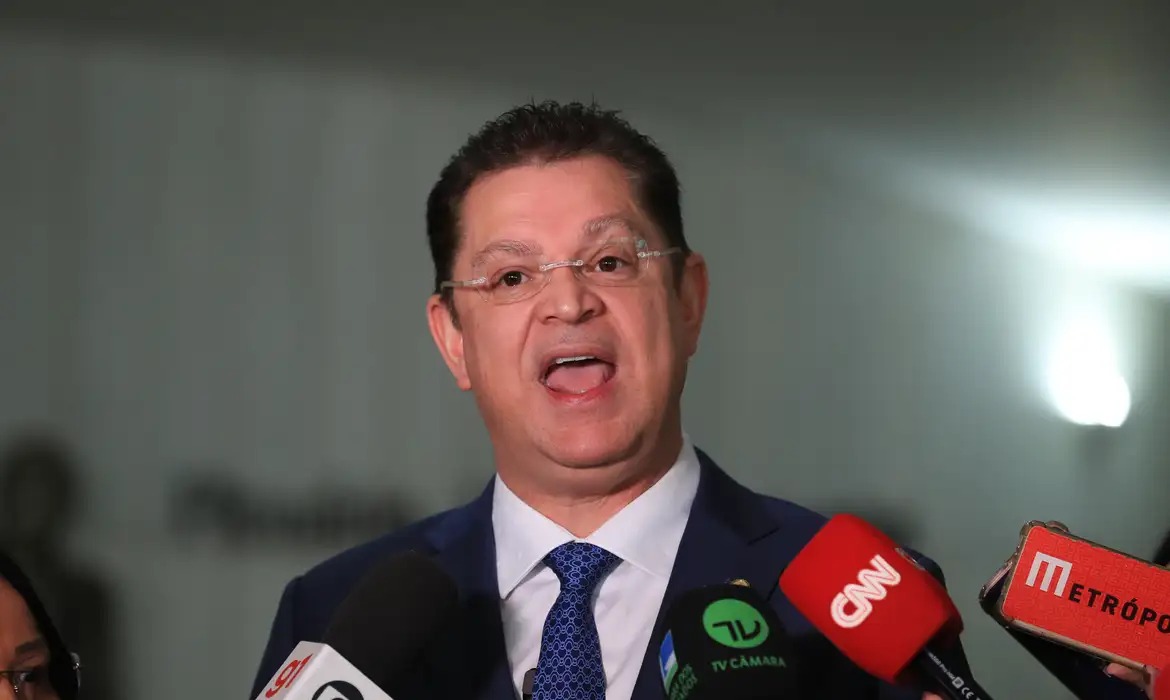 Sóstenes Cavalcante diz ser alvo de perseguição e que dinheiro vivo é de venda de imóvel