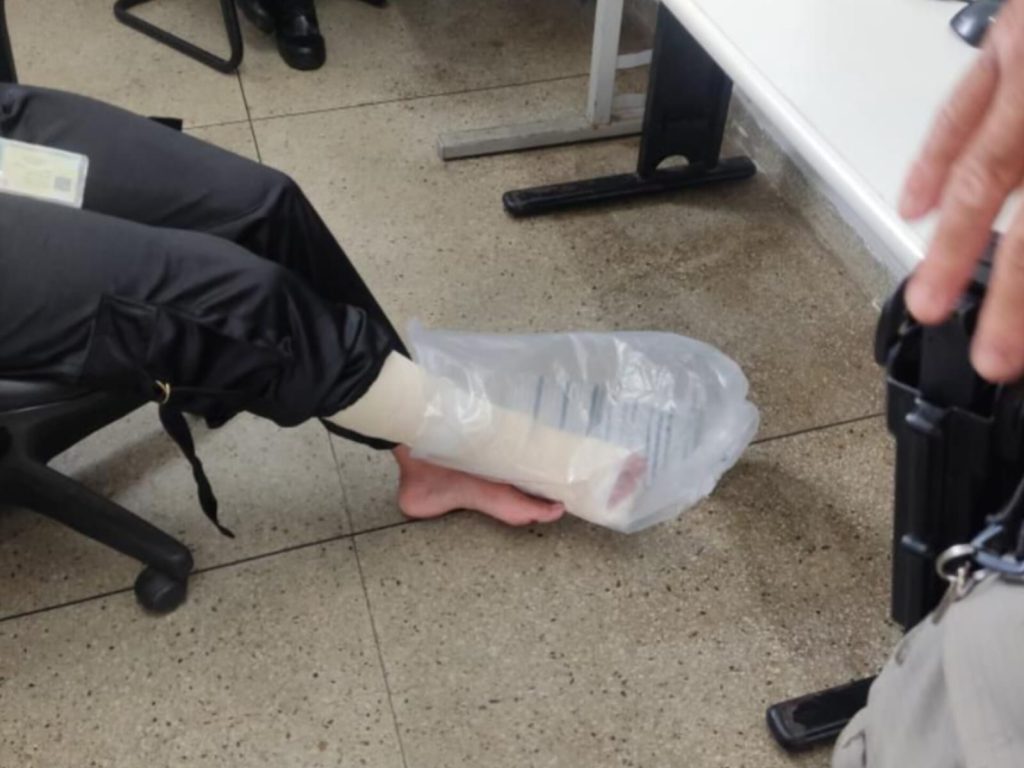 Uma das jovens envolvidas na confusão chegou a quebrar o pé. (Foto: Reprodução)