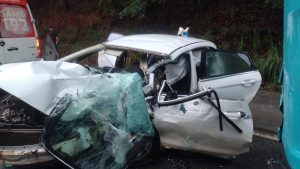 Carro ficou completamente danificado após acidente que matou motorista.