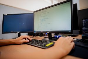 Inscrições devem ser feitas através do site oficial. (Foto: Divulgação) computador sistema codando