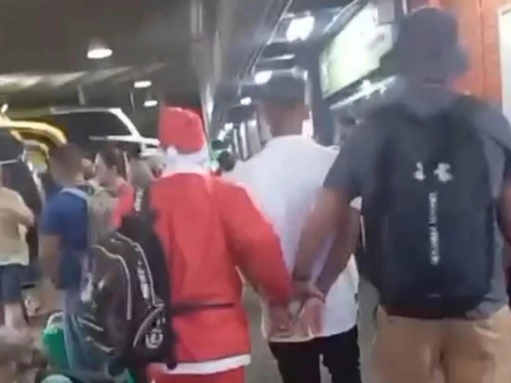 Policial disfarçado de Papai Noel prende foragido em Porto Alegre