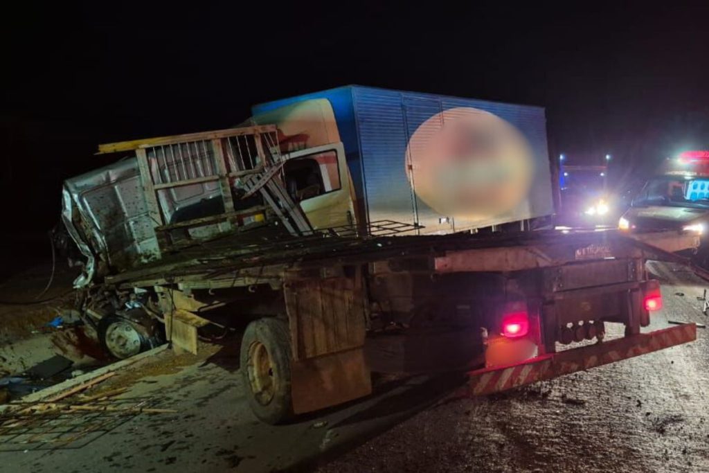 Grave acidente envolvendo caminhões e carreta na BR-020, em Formosa, deixa duas pessoas em estado crítico