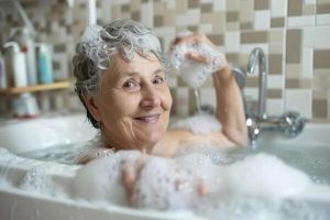 Quantos banhos por semana são ideais após os 60 anos, segundo a ciência