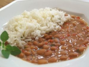 Arroz, feijão e pão amanhecido