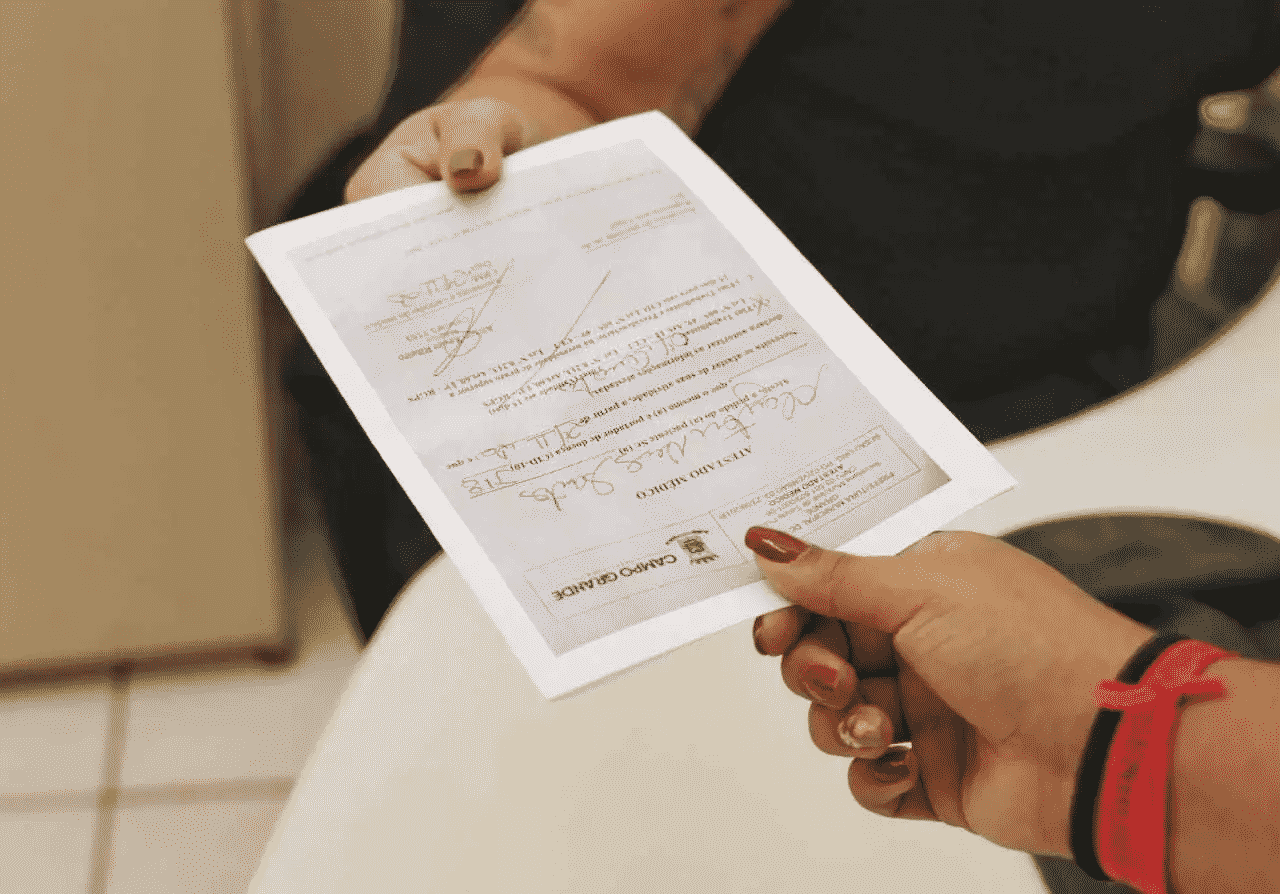 Atestado médico sendo entregue