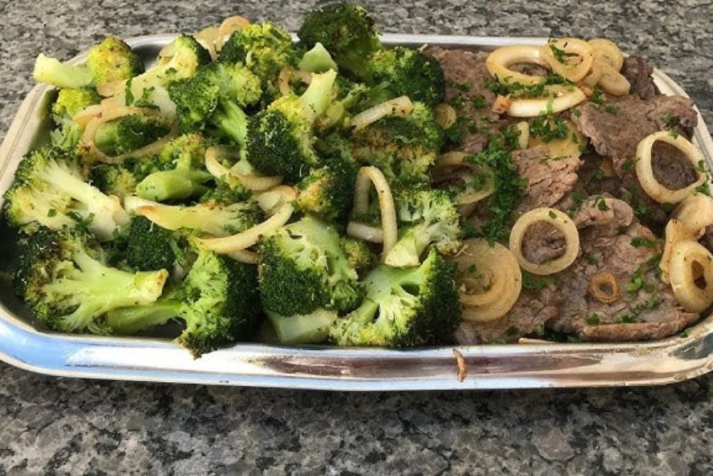 Não é batata frita nem ovo com gema mole: a melhor opção para acompanhar o bife no prato