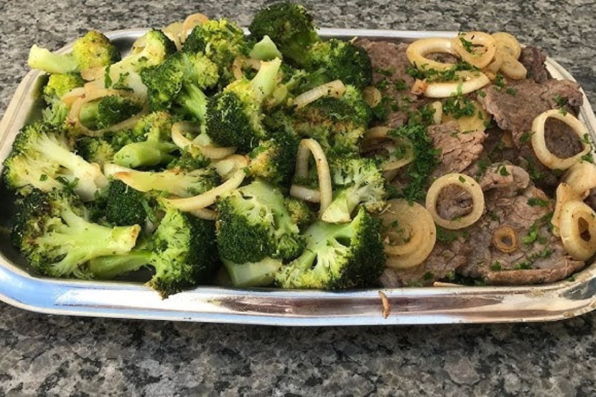 Não é batata frita nem ovo com gema mole: a melhor opção para acompanhar o bife no prato