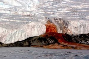 A cachoeira de sangue que intriga turistas e a explicação de por que a água que sai dela é vermelha
