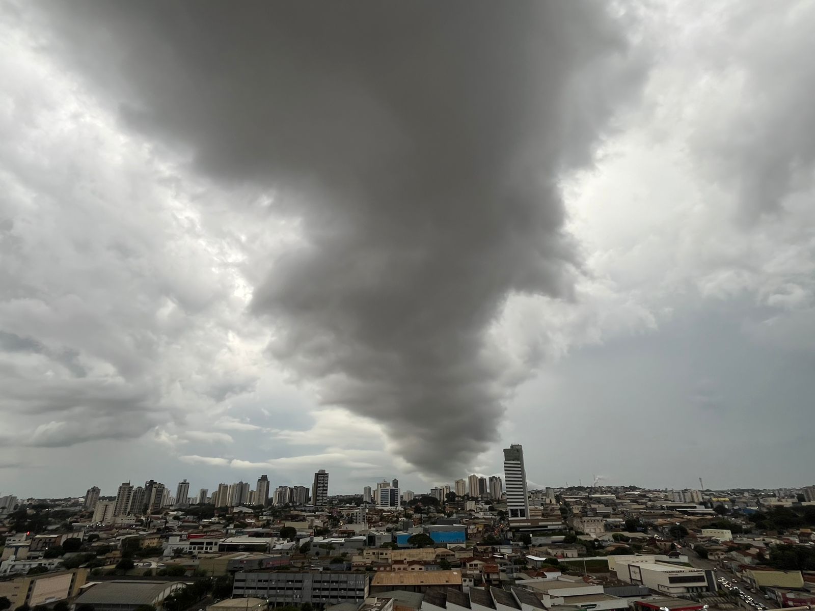 Céu é tomado por nuvem gigante e cenário impressiona em Anápolis