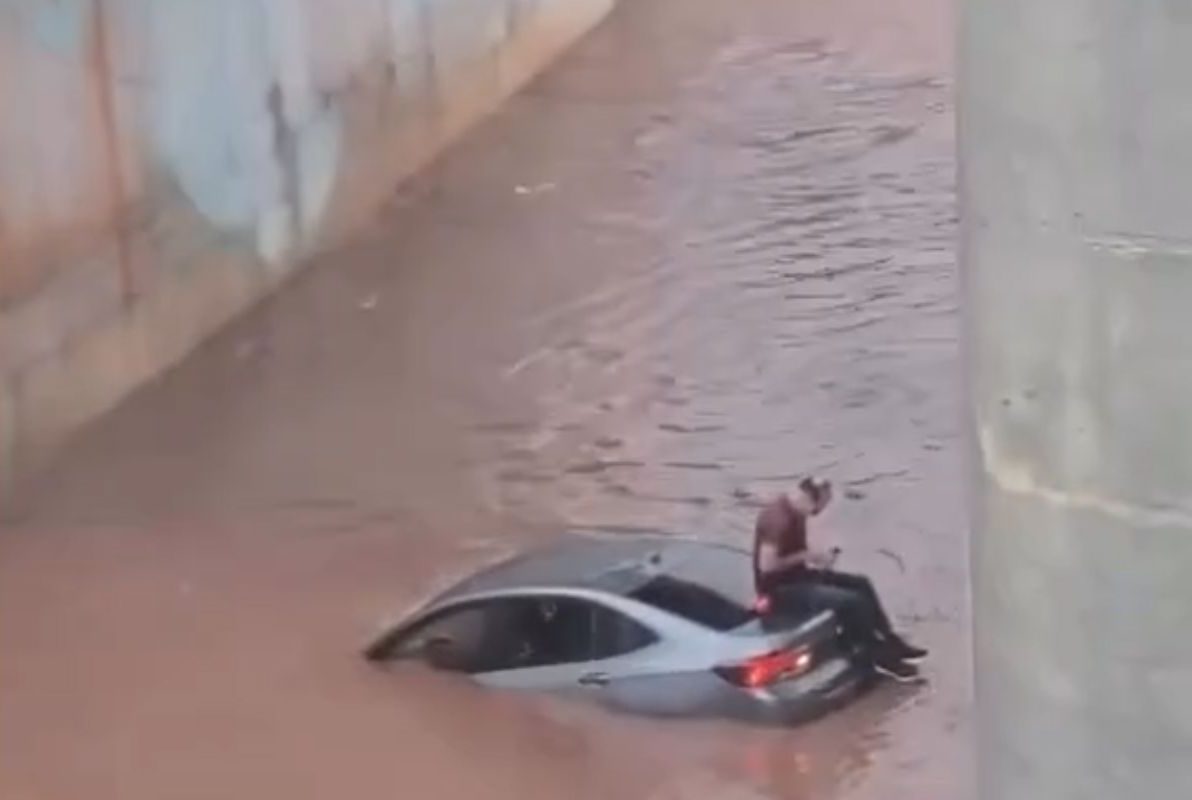 Carro fica ilhado na Marginal Botafogo durante temporal, em Goiânia