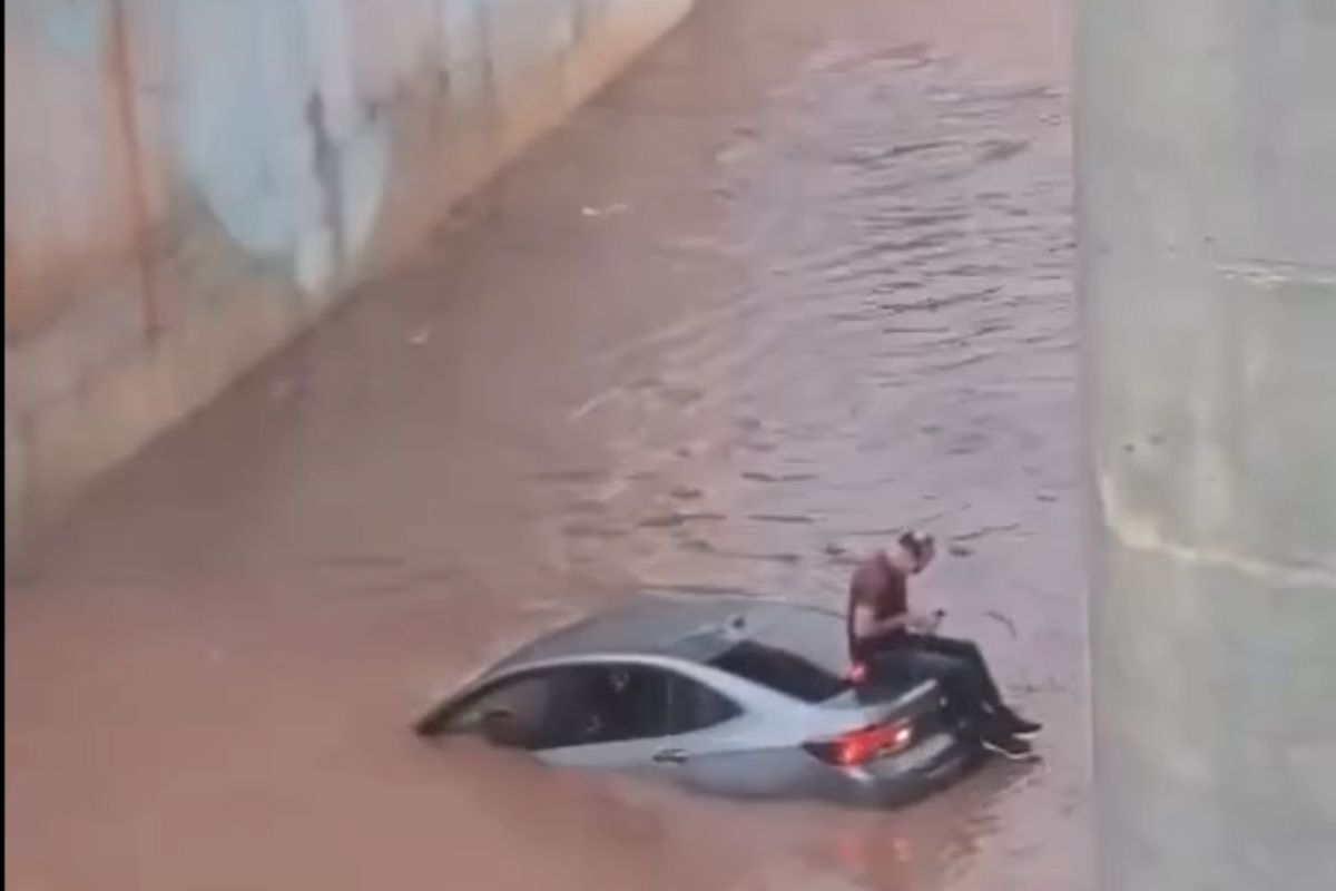 Carro fica ilhado na Marginal Botafogo durante temporal, em Goiânia