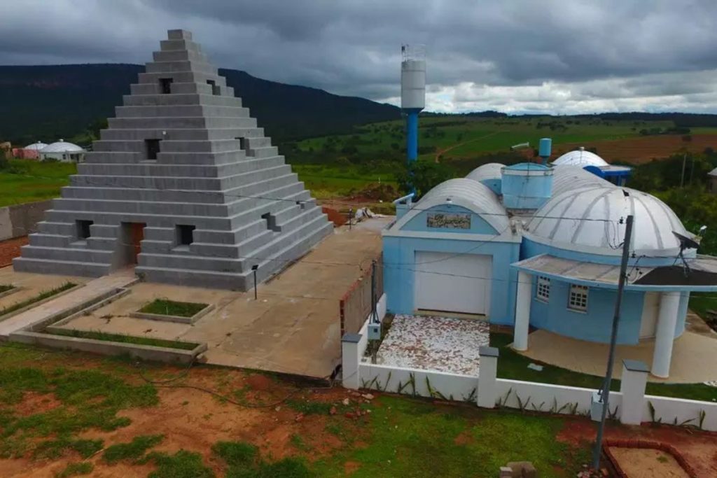 A cidade mais estranha do mundo fica no Brasil, com casas ligadas por túneis subterrâneos e uma pirâmide no centro