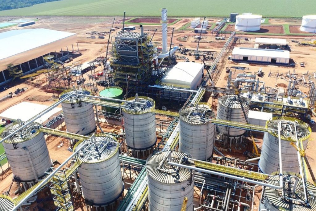 A cidade brasileira que transforma milho em bilhões de litros de etanol por ano, abastecendo o país e exportando para o mundo