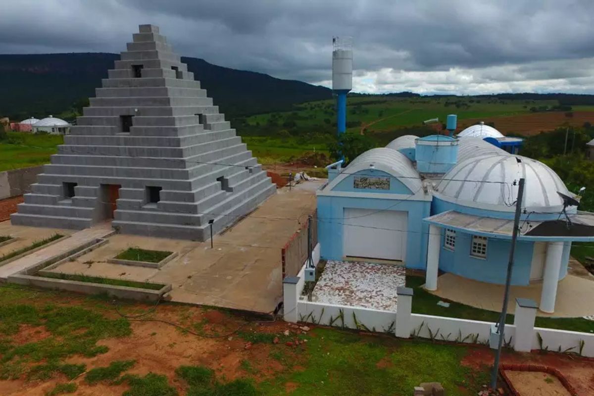 A cidade mais estranha do mundo fica no Brasil, com casas ligadas por túneis subterrâneos e uma pirâmide no centro