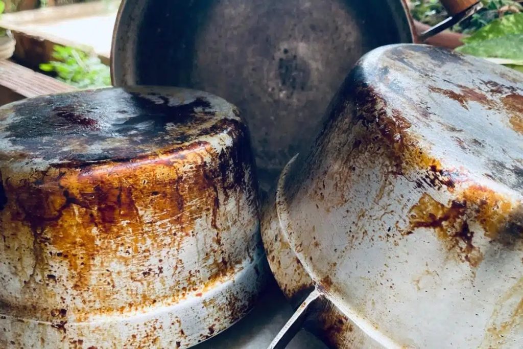 Misturinha para remover crosta de panela queimada