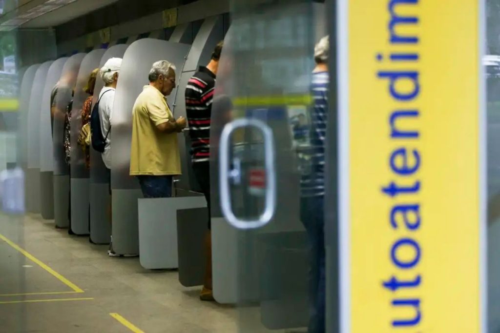 Lei que permite congelar contas bancárias e cartões de pessoas endividadas é decretada