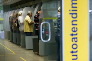 Lei que permite congelar contas bancárias e cartões de pessoas endividadas é decretada