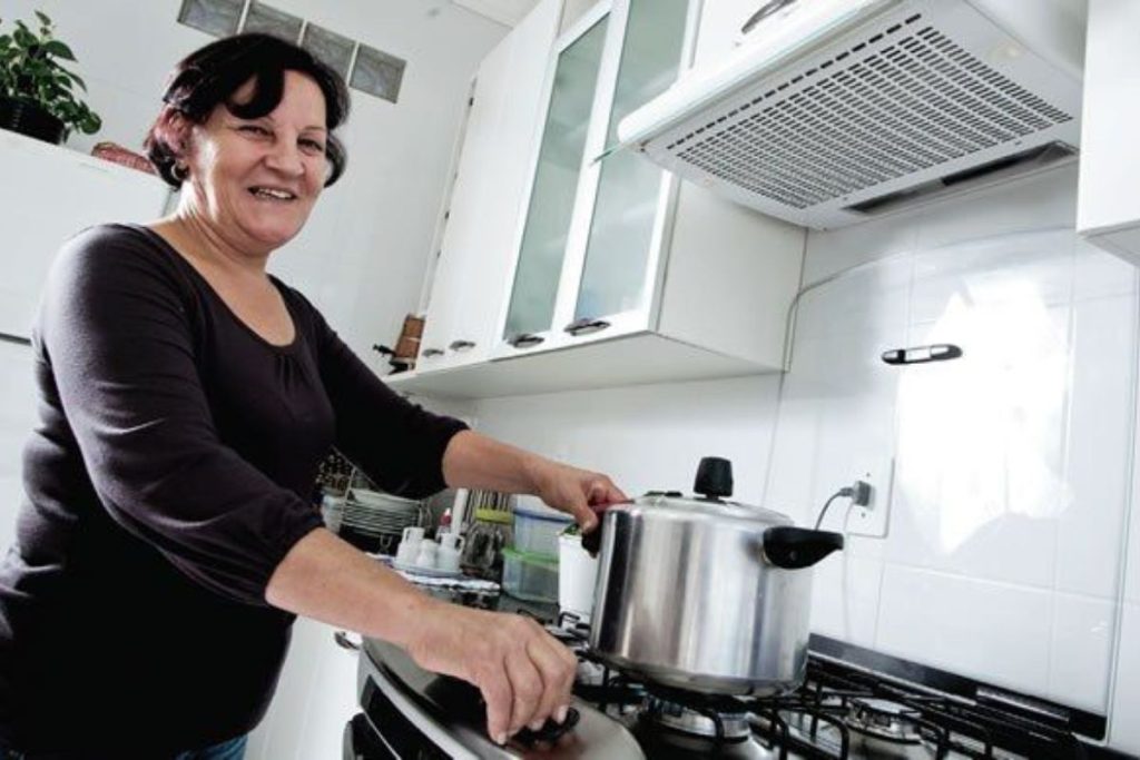 donas de casa fazendo comida