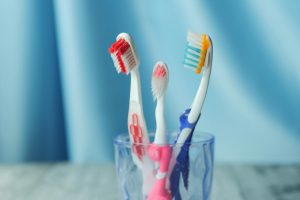 6 dicas para reaproveitar a escova de dentes usada (não precisa mais jogar fora)