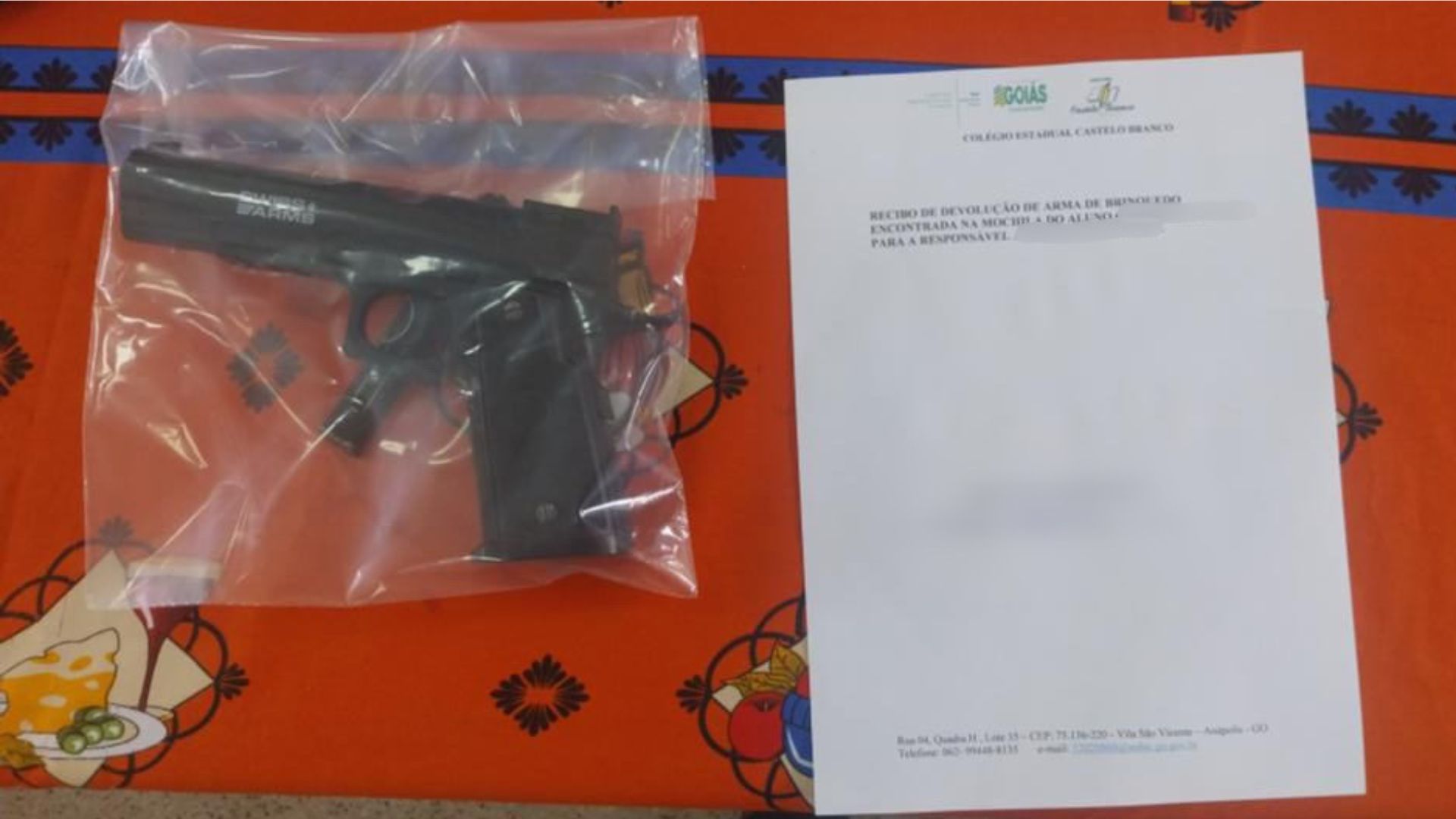 Estudantes do Colégio Estadual Castelo Branco foram flagrados com uma pistola de brinquedo na mochila.