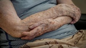 Abandonar idosos pode dar multa e prisão