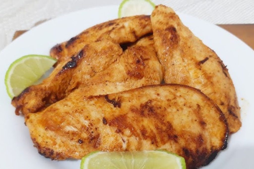 ⁠Não é limão nem vinagre: detalhe simples deixa o frango muito mais macio no dia a dia