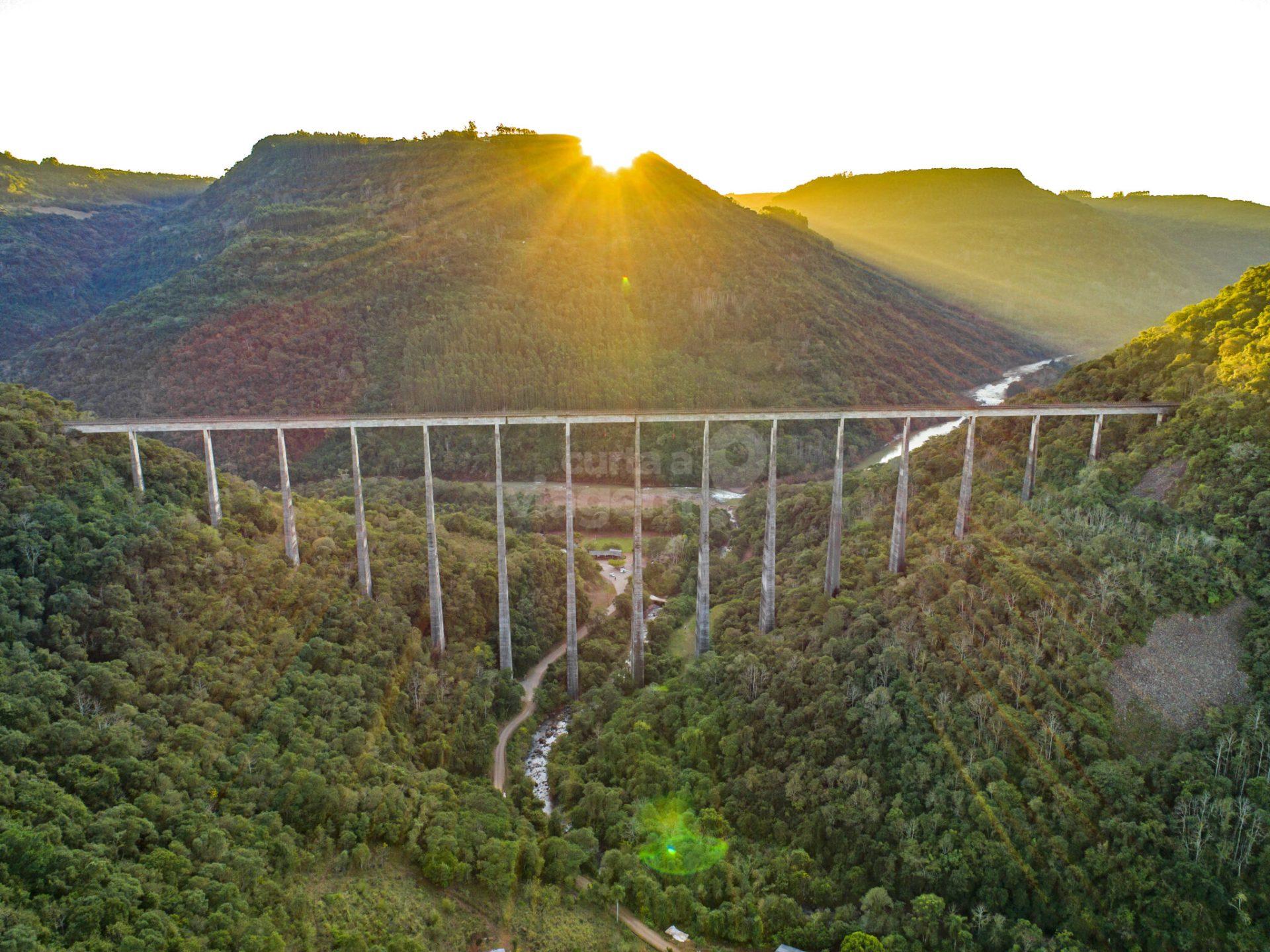 O gigante de aço de 143 metros que esconde uma das vistas mais inacreditáveis do Brasil