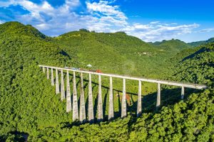 O gigante de aço de 143 metros que esconde uma das vistas mais inacreditáveis do Brasil