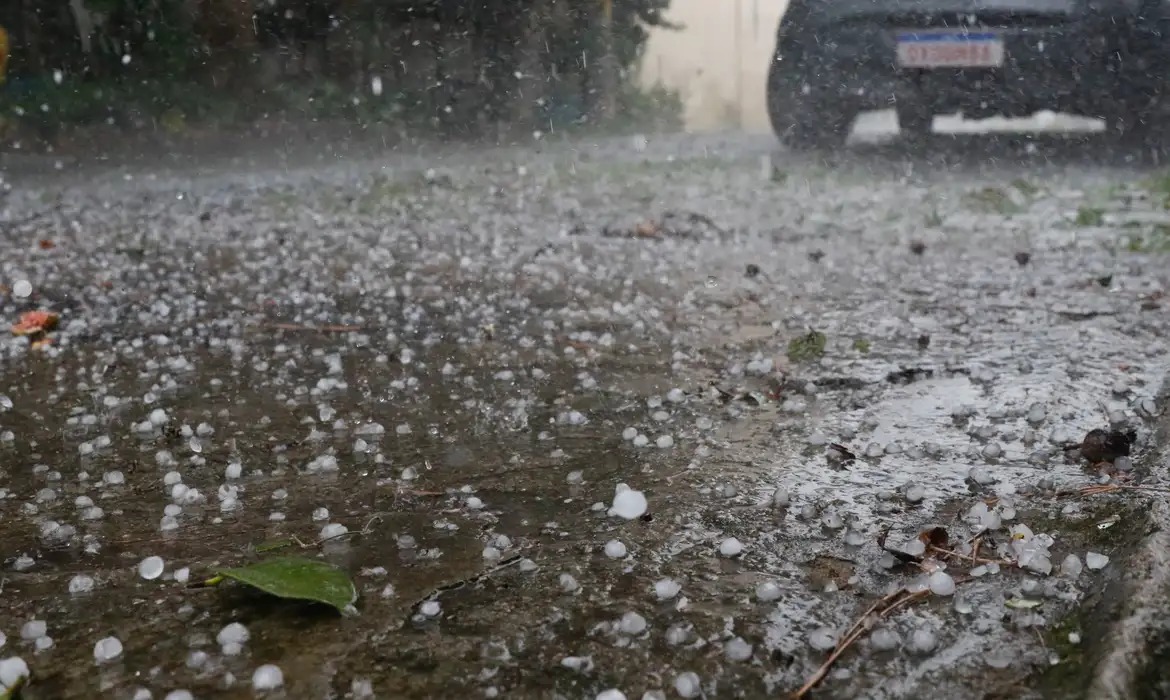 Meteorologia coloca Goiás em alerta para chuvas intensas, granizo e ventos de até 60 km/h; confira a previsão do tempo
