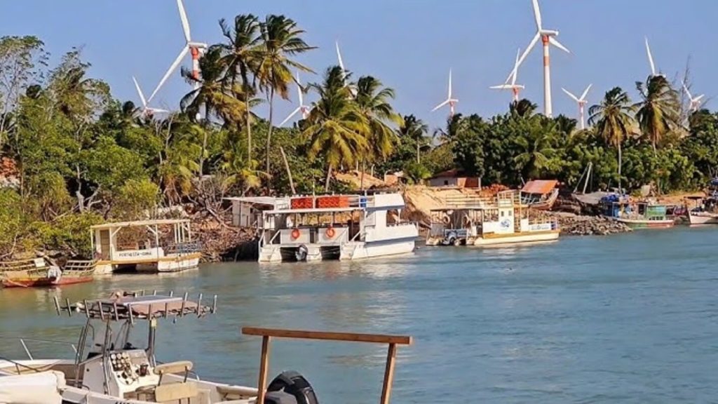 A estrada mais bonita do Brasil dá acesso a uma praia e é cercada por dunas e coqueirais