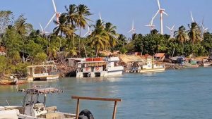 A estrada mais bonita do Brasil dá acesso a uma praia e é cercada por dunas e coqueirais