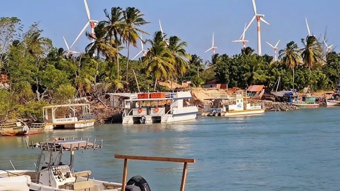 A estrada mais bonita do Brasil dá acesso a uma praia e é cercada por dunas e coqueirais