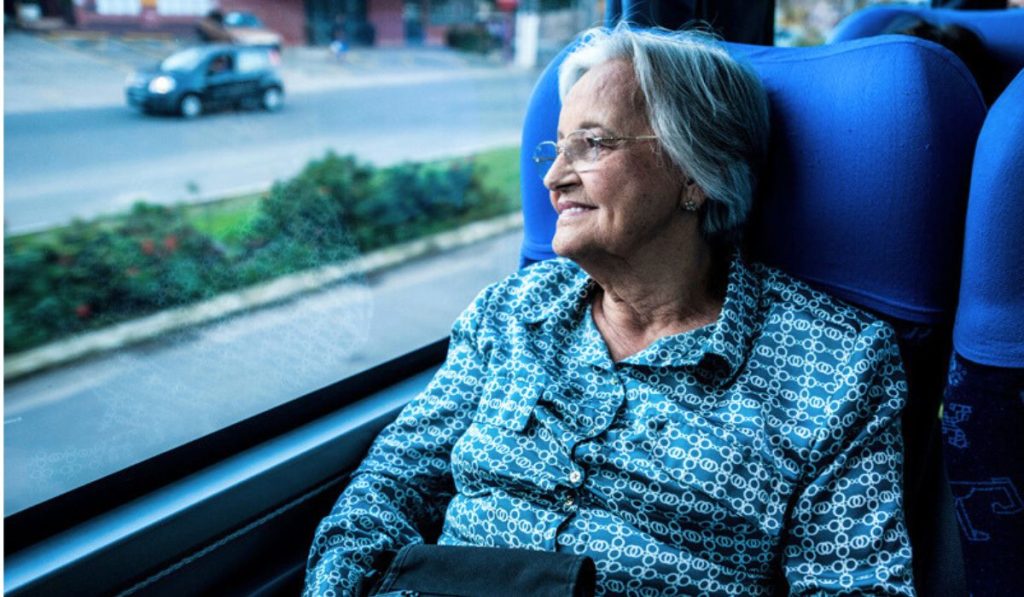 Idoso viajando de graça