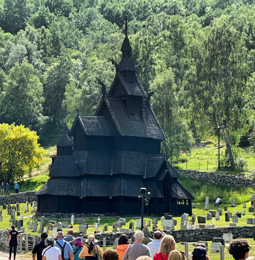 A igreja construída há mais de 800 anos inteiramente de madeira e sem pregos que está de pé até hoje