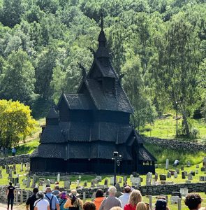 A igreja construída há mais de 800 anos inteiramente de madeira e sem pregos que está de pé até hoje