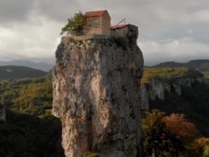 Conheça a igreja mais isolada do mundo, no topo de um monte, onde mulheres não entram