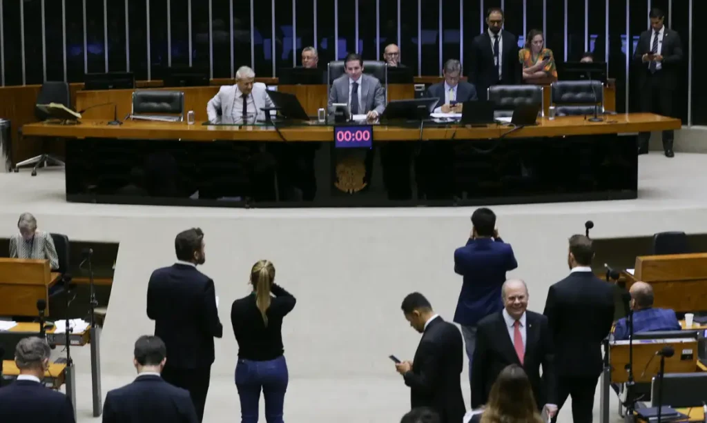 Câmara pode votar hoje projeto com novas regras para devedor contumaz