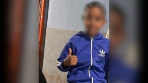 Criança levou mais de 10 facadas após discussão em quadra de futebol.