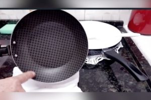 Truque para lavar a frigideira engordurada sem estragar e sem precisar fazer muito esforço