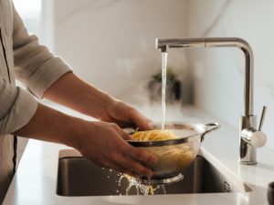 Nunca lave a massa depois de cozinhar: esse hábito tira o “segredo” do molho