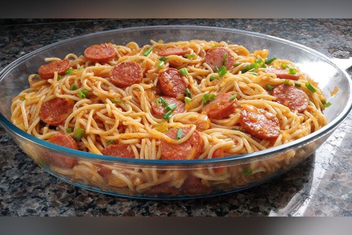 Macarronada com molho de calabresa: a receita do momento para fazer no almoço ou jantar